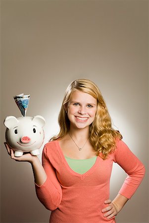 financiación - Teenage girl holding piggy bank with money Foto de stock - Sin royalties Premium, Código: 673-02143448