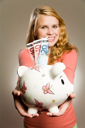 reserva - Teenage girl holding piggy bank with money Foto de stock - Sin royalties Premium, Código: 673-02143451