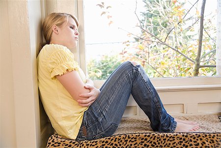 Teenaged girl sitting next to window Foto de stock - Sin royalties Premium, Código: 673-02143574