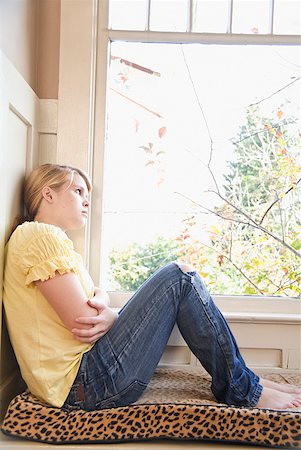 simsearch:673-02143588,k - Teenaged girl looking out window Foto de stock - Royalty Free Premium, Número: 673-02143573