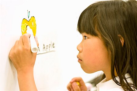 Asian girl drawing on whiteboard Foto de stock - Sin royalties Premium, Código: 673-02143738