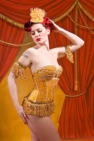 entertainer retro - Woman wearing strapless circus costume Foto de stock - Sin royalties Premium, Código: 673-02143760