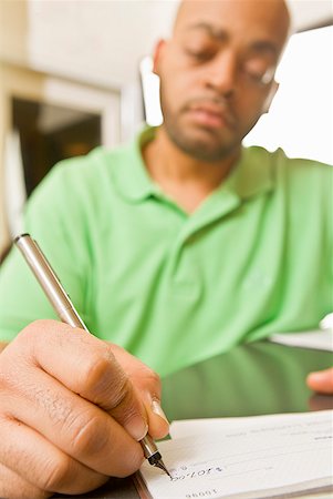 African man writing check Foto de stock - Sin royalties Premium, Código: 673-02143892