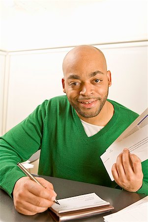 African man writing check Foto de stock - Sin royalties Premium, Código: 673-02143907