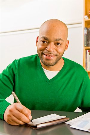 African man writing check Foto de stock - Sin royalties Premium, Código: 673-02143900