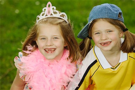 simsearch:673-02137877,k - Twin girls dressed in contrasting styles. Foto de stock - Royalty Free Premium, Número: 673-02187055