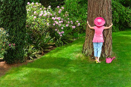 simsearch:673-02216546,k - Woman in festive pink hat hugging tree Stock Photo - Premium Royalty-Free, Code: 673-02216258