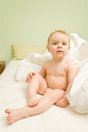 simsearch:673-02216292,k - Assis sur le lit de bébé Photographie de stock - Premium Libres de Droits, Code: 673-02216296