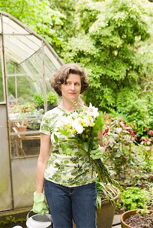 simsearch:673-02216546,k - Woman holding flowers in garden Stock Photo - Premium Royalty-Free, Code: 673-02216408