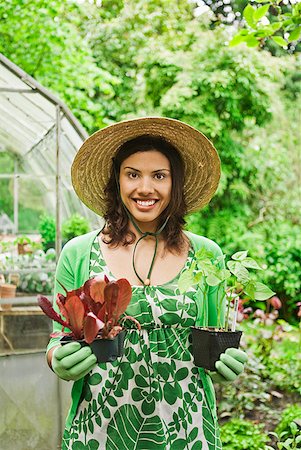 simsearch:673-02216362,k - Woman holding plants in garden Fotografie stock - Premium Royalty-Free, Codice: 673-02216402