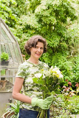 simsearch:673-02216412,k - Woman holding flowers in garden Stock Photo - Premium Royalty-Free, Code: 673-02216414