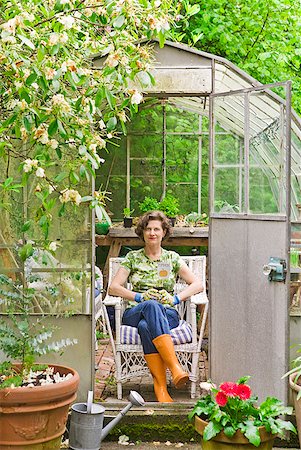 Woman sitting in backyard greenhouse Foto de stock - Sin royalties Premium, Código: 673-02216415