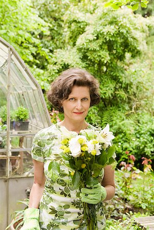 simsearch:673-02216253,k - Woman holding flowers in garden Stock Photo - Premium Royalty-Free, Code: 673-02216411