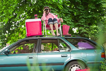 picnic 40 - Woman with binoculars picnicking on top of car Stock Photo - Premium Royalty-Free, Code: 673-02216557