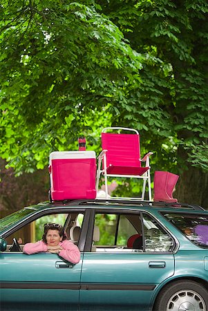 simsearch:673-02216546,k - Woman sitting in car with picnic set on top Stock Photo - Premium Royalty-Free, Code: 673-02216559