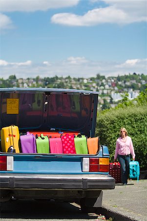 Coffre de voiture chargé avec valises colorées Photographie de stock - Premium Libres de Droits, Code: 673-02216568