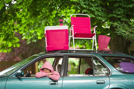 Woman sitting in car with picnic set on top Foto de stock - Sin royalties Premium, Código: 673-02216560