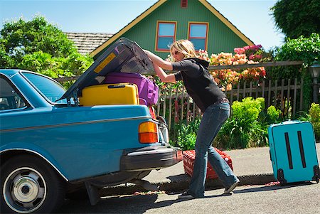 simsearch:673-02216522,k - Femme tronc de voiture avec des valises colorées de chargement Photographie de stock - Premium Libres de Droits, Code: 673-02216576