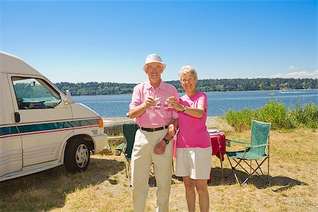 simsearch:673-02386328,k - Couple toasting glasses of wine at a beach, Washington State, USA Foto de stock - Sin royalties Premium, Código: 673-02386298