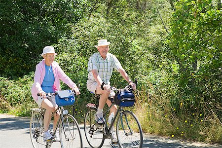 simsearch:673-02386328,k - Couple riding their bicycles, Washington State, USA Foto de stock - Sin royalties Premium, Código: 673-02386326