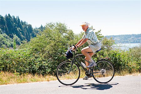 simsearch:673-02386296,k - Man riding a bicycle on a road, Washington State, USA Foto de stock - Sin royalties Premium, Código: 673-02386328