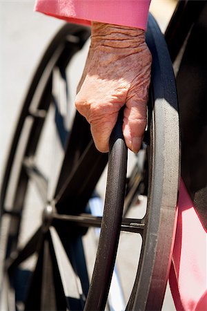 Woman dragging wheel of a wheelchair Foto de stock - Sin royalties Premium, Código: 673-02386541