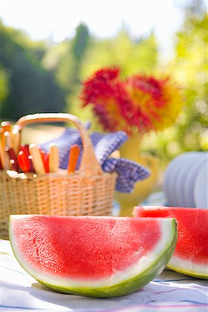 red watermelon - Deux tranches de melon d'eau avec un panier sur une table Photographie de stock - Premium Libres de Droits, Code: 673-02386561
