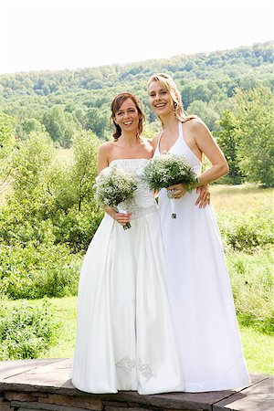 Bride standing with her bridesmaid in a park, East Meredith, New York State, USA Foto de stock - Sin royalties Premium, Código: 673-02386644