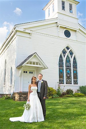 simsearch:673-02386640,k - Debout de couple de jeunes mariés devant une église, East Meredith, New York State, États-Unis Photographie de stock - Premium Libres de Droits, Code: 673-02386646