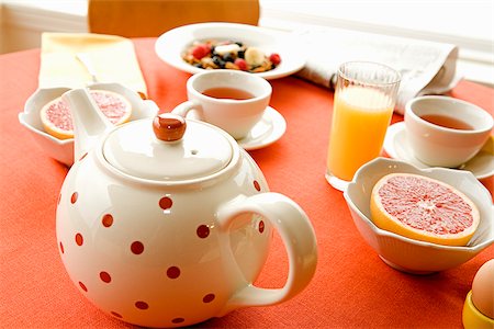 simsearch:649-07648559,k - Healthy breakfast of dry cereal and fruit with tea Foto de stock - Sin royalties Premium, Código: 673-02801245