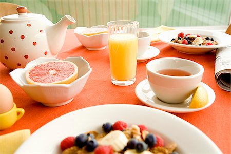 Petit-déjeuner sain de céréales sèches et de fruits avec les oeufs et le jus Photographie de stock - Premium Libres de Droits, Code: 673-02801249