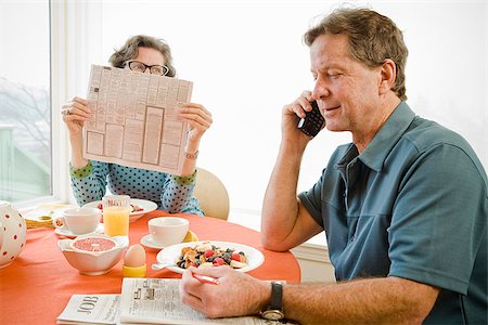 Couple having breakfast and checking newspaper classifieds Foto de stock - Sin royalties Premium, Código: 673-02801254