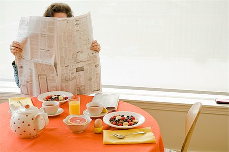 eierbecher - Frau zu Hause frühstücken und Zeitung lesen Stockbilder - Premium RF Lizenzfrei, Bildnummer: 673-02801251