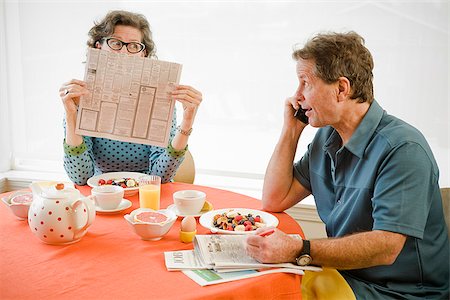 Couple having breakfast and checking newspaper classifieds Foto de stock - Sin royalties Premium, Código: 673-02801253