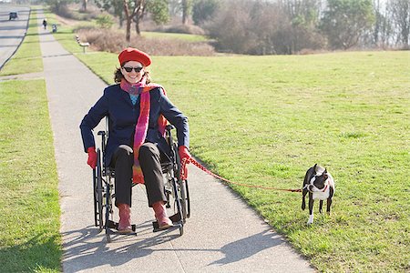 Femme en fauteuil roulant en prenant son chien pour une promenade Photographie de stock - Premium Libres de Droits, Code: 673-02801301