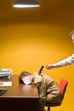 Woman in office being stabbed in the back Foto de stock - Sin royalties Premium, Código: 673-02801407