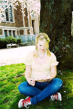 schlau - Teen girl on college campus Stock Photo - Premium Royalty-Free, Code: 673-03005462