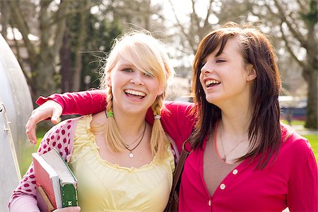 Teen girls on college campus Foto de stock - Sin royalties Premium, Código: 673-03005483