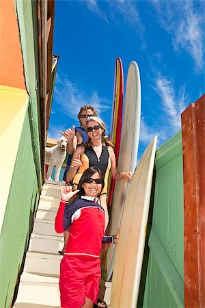 simsearch:673-03005654,k - Family with surfboards on stairs Foto de stock - Royalty Free Premium, Número: 673-03005620