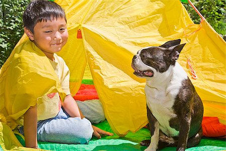 simsearch:673-03405747,k - Boy with dogs in backyard tent Foto de stock - Sin royalties Premium, Código: 673-03005645