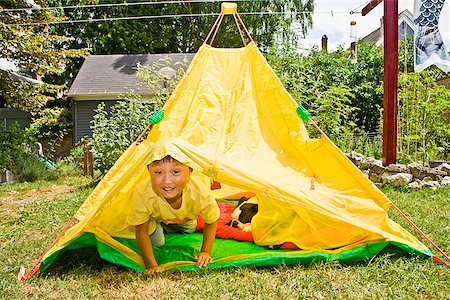 simsearch:673-03405747,k - Boy with dogs in backyard tent Foto de stock - Sin royalties Premium, Código: 673-03005642