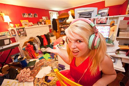 Teen girl in messy room Foto de stock - Sin royalties Premium, Código: 673-03005662