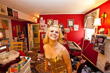 desorganizado - Teen girl dressing up in messy room Foto de stock - Sin royalties Premium, Código: 673-03005694
