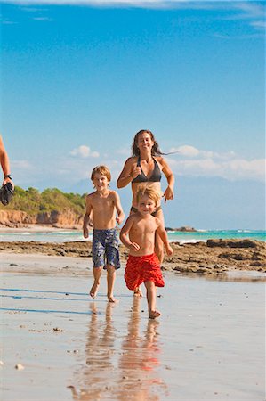 family running on beach in mexico Stock Photo - Premium Royalty-Free, Code: 673-03405675