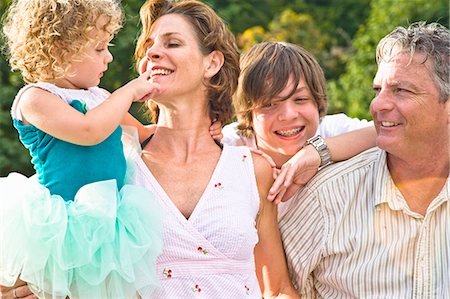 Portrait de famille de quatre personnes Photographie de stock - Premium Libres de Droits, Code: 673-03405777