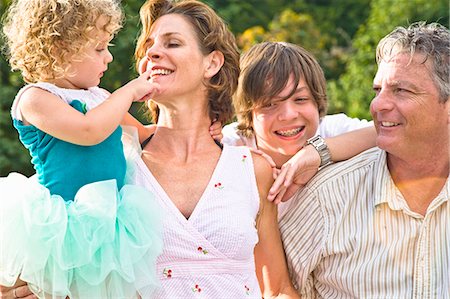 friendly portrait - portrait of family of four Foto de stock - Sin royalties Premium, Código: 673-03405777