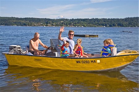 hommes et les jeunes enfants sur le trajet de bateau à moteur Photographie de stock - Premium Libres de Droits, Code: 673-03405797