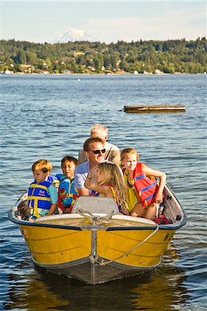 men and young children on motorboat ride Foto de stock - Sin royalties Premium, Código: 673-03405799