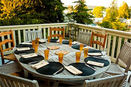pizza on outdoor grill Foto de stock - Sin royalties Premium, Código: 673-03405832