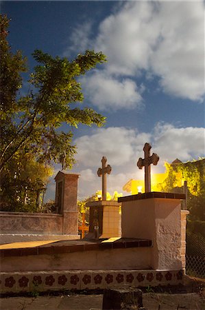 pleine lune au cimetière, sayulita, Mexique Photographie de stock - Premium Libres de Droits, Code: 673-03405850
